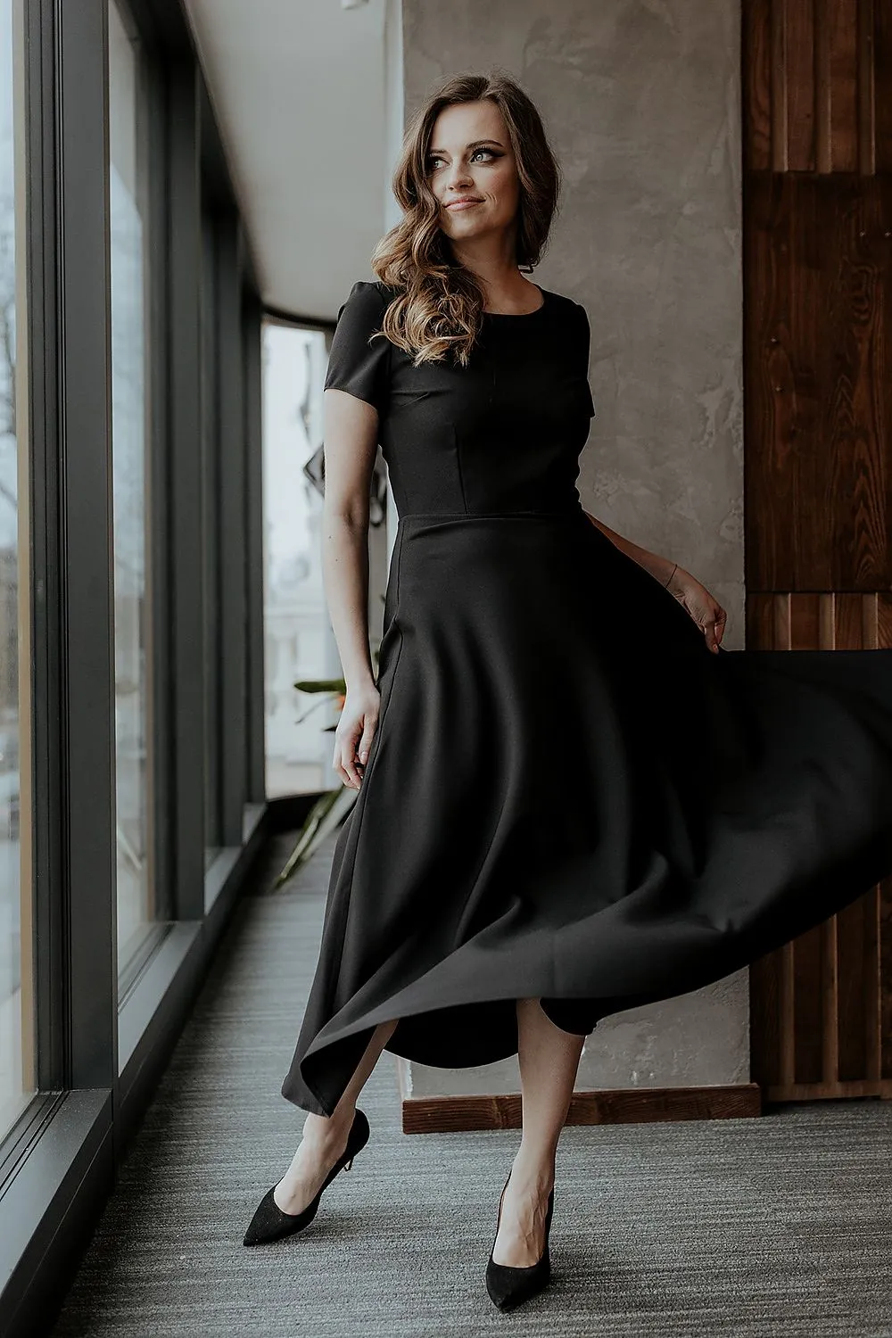 Elegant Midi Dress with Flared Sleeves and Hidden Zipper